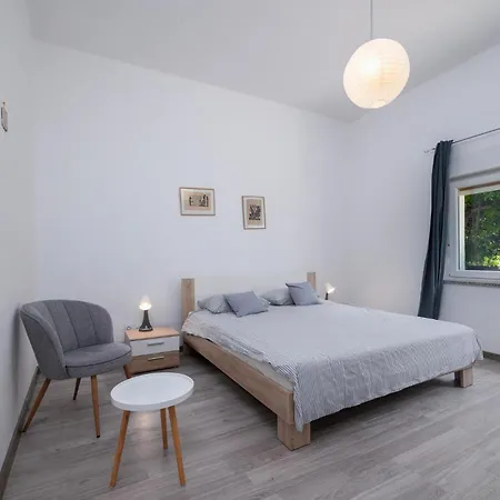 2 Bedroom Lovely In Apartment *