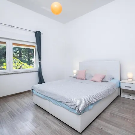 2 Bedroom Lovely In Apartment Rabac