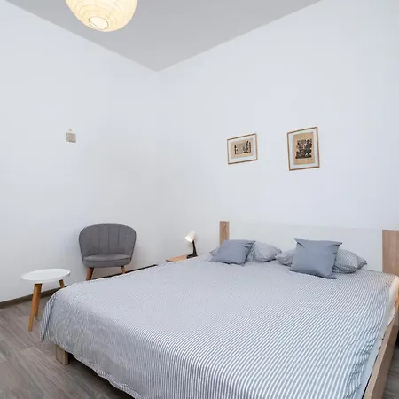 2 Bedroom Lovely In Apartment *